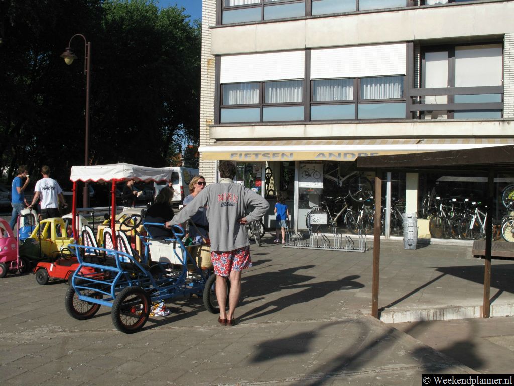 Bij fietsenverhuurder Fietsen Andre in de Leopoldlaan kun je familiegocarts, kinderfietsen, fietsen, mountainbikes, tandems, aanhangfietsen en elektrische fietsen huren. Op maandag is deze verhuurder gesloten.